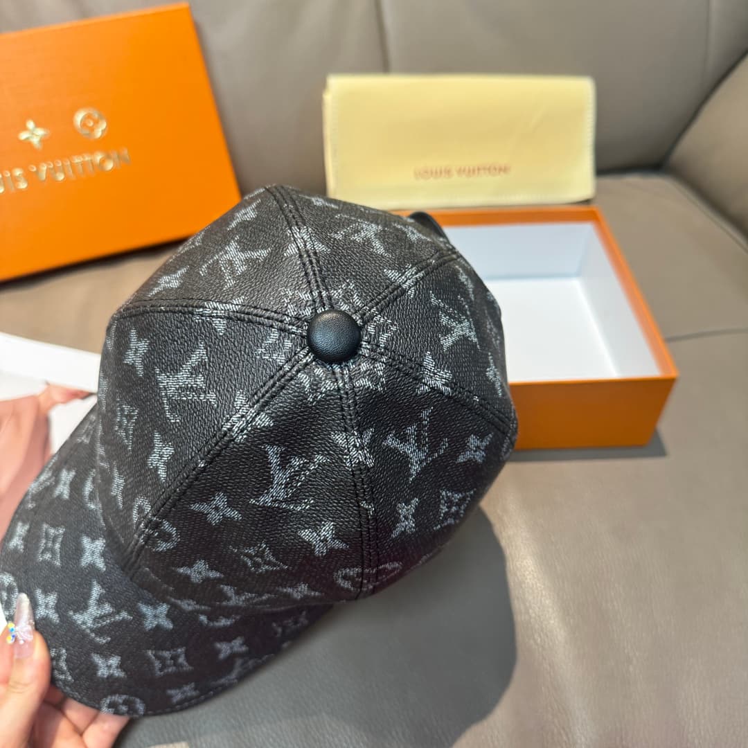 C29847 It comes with a packaging bag. It’s a classic LV baseball cap – featuring classic monogram patterns. It is custom-molded and produced on order; made of PU leather and top-grain cowhide for edge finishing. It’s in extremely high demand all year roun — image 5