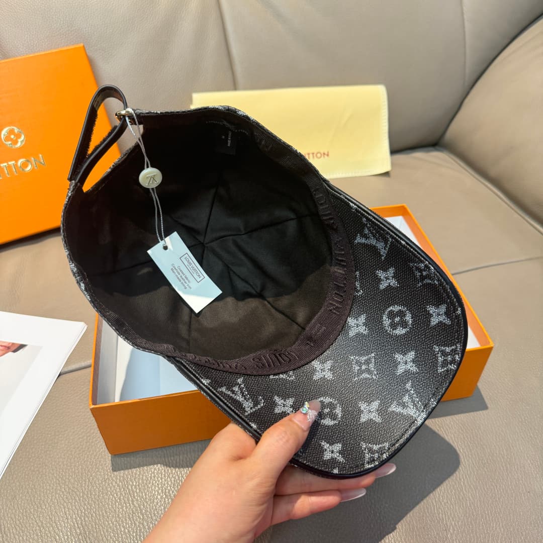 C29847 It comes with a packaging bag. It’s a classic LV baseball cap – featuring classic monogram patterns. It is custom-molded and produced on order; made of PU leather and top-grain cowhide for edge finishing. It’s in extremely high demand all year roun — image 6