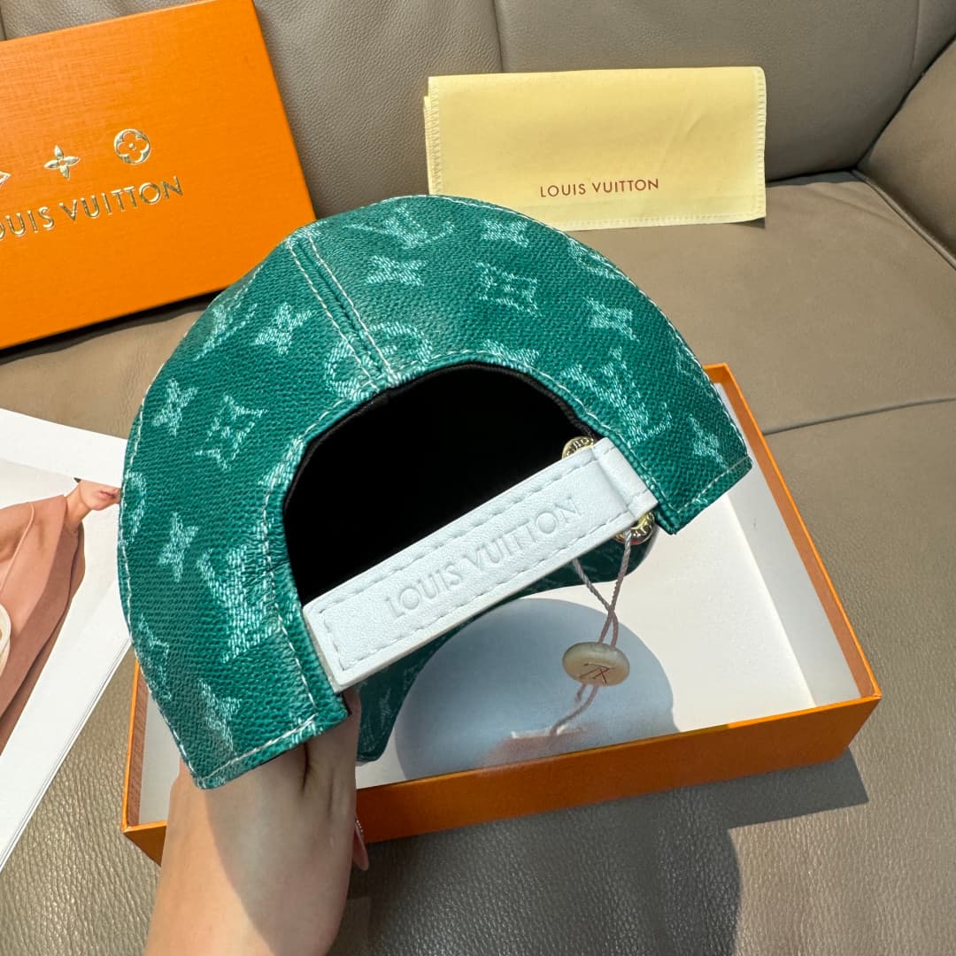 C29846 It comes with a packaging bag. It’s a classic LV baseball cap – featuring classic monogram patterns. It is custom-made according to the pattern 1:1. The cap is made of genuine PU leather and top-grain cowhide for edge finishing. It’s in extremely h — image 8