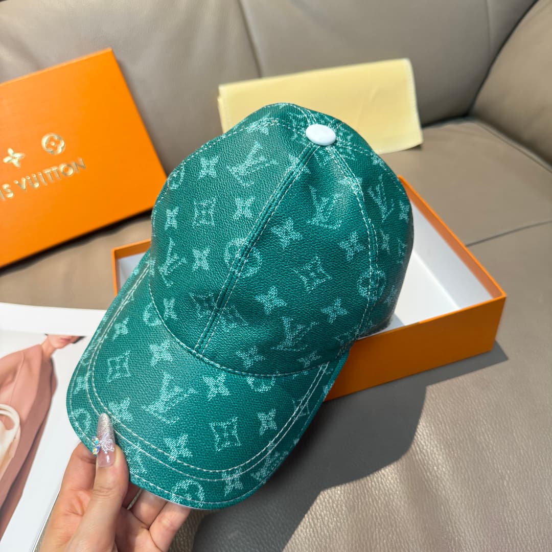 C29846 It comes with a packaging bag. It’s a classic LV baseball cap – featuring classic monogram patterns. It is custom-made according to the pattern 1:1. The cap is made of genuine PU leather and top-grain cowhide for edge finishing. It’s in extremely h — image 5