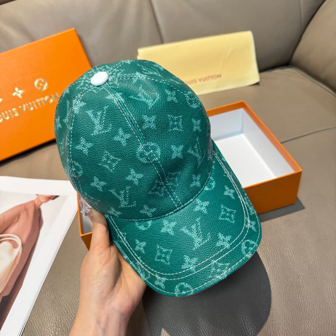 C29846 It comes with a packaging bag. It’s a classic LV baseball cap – featuring classic monogram patterns. It is custom-made according to the pattern 1:1. The cap is made of genuine PU leather and top-grain cowhide for edge finishing. It’s in extremely h — image 4