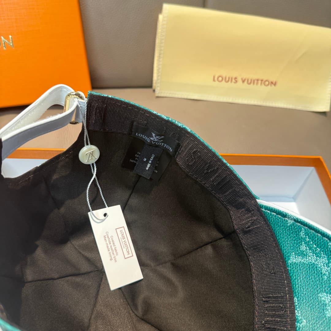 C29846 It comes with a packaging bag. It’s a classic LV baseball cap – featuring classic monogram patterns. It is custom-made according to the pattern 1:1. The cap is made of genuine PU leather and top-grain cowhide for edge finishing. It’s in extremely h — image 7