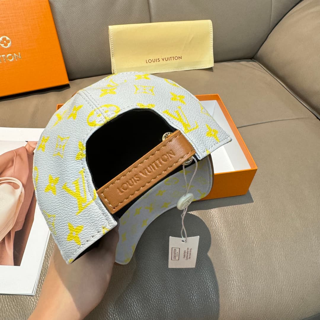 C29842 It comes with a packaging bag. It’s a classic LV baseball cap, featuring classic monogram patterns. It is custom-molded and customized according to the model 1:1. The edges are lined with genuine PU leather and top-grain cowhide. It is in extremely — image 8