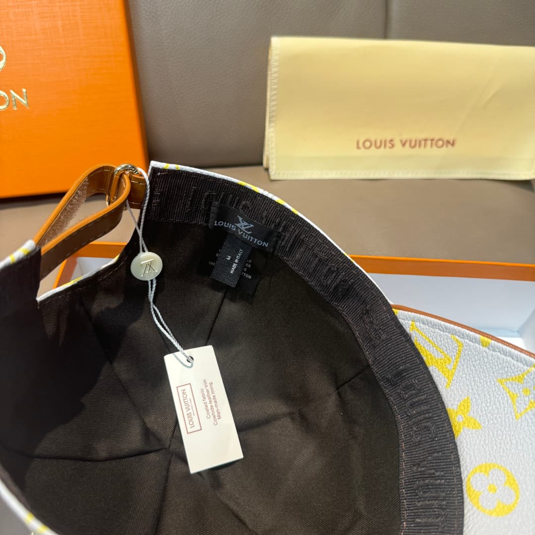 C29842 It comes with a packaging bag. It’s a classic LV baseball cap, featuring classic monogram patterns. It is custom-molded and customized according to the model 1:1. The edges are lined with genuine PU leather and top-grain cowhide. It is in extremely — image 7