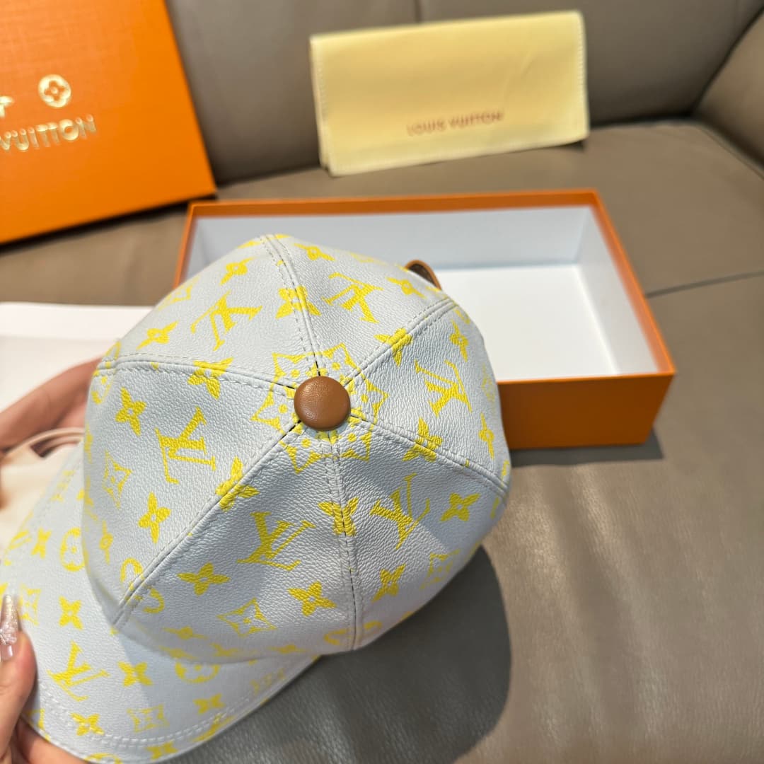 C29842 It comes with a packaging bag. It’s a classic LV baseball cap, featuring classic monogram patterns. It is custom-molded and customized according to the model 1:1. The edges are lined with genuine PU leather and top-grain cowhide. It is in extremely — image 5