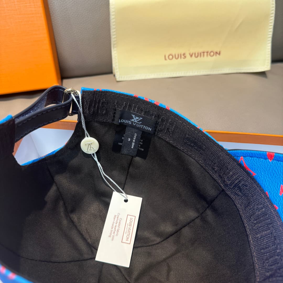 C29845 It comes with a packaging bag. It’s a classic LV baseball cap, featuring classic monogram patterns. It is custom-made according to the mold number 1:1. The cap is made of genuine PU leather and top-grain cowhide for edge trimming. It is in extremel — image 7