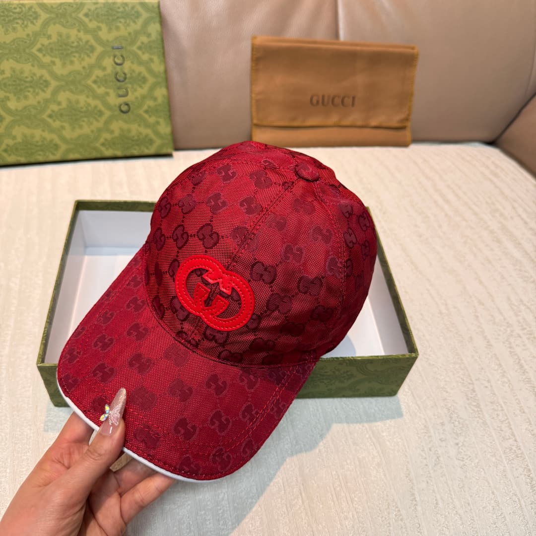 C29823 Gucci 2025 Early Autumn Collection presents a variety of energetic accessories. This baseball cap is crafted with precision using GG nylon, adorned with interlocking G embroidery patches, bringing a unique and elegant touch. — image 4