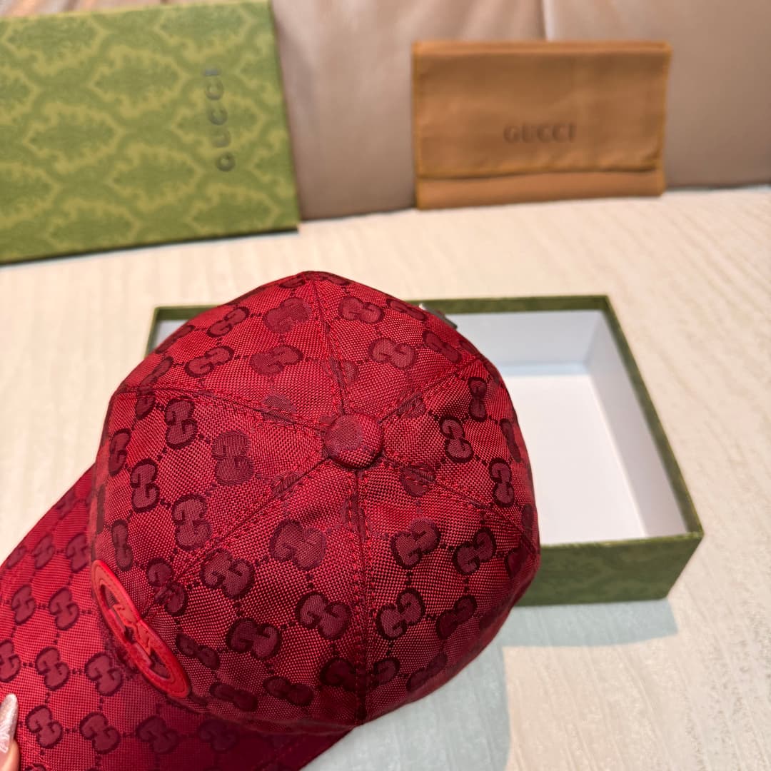 C29823 Gucci 2025 Early Autumn Collection presents a variety of energetic accessories. This baseball cap is crafted with precision using GG nylon, adorned with interlocking G embroidery patches, bringing a unique and elegant touch. — image 5