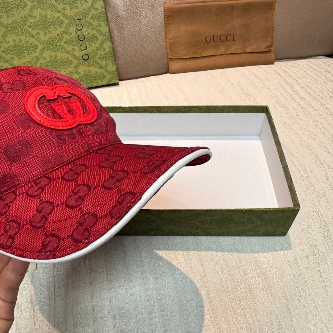 C29823 Gucci 2025 Early Autumn Collection presents a variety of energetic accessories. This baseball cap is crafted with precision using GG nylon, adorned with interlocking G embroidery patches, bringing a unique and elegant touch. — image 6