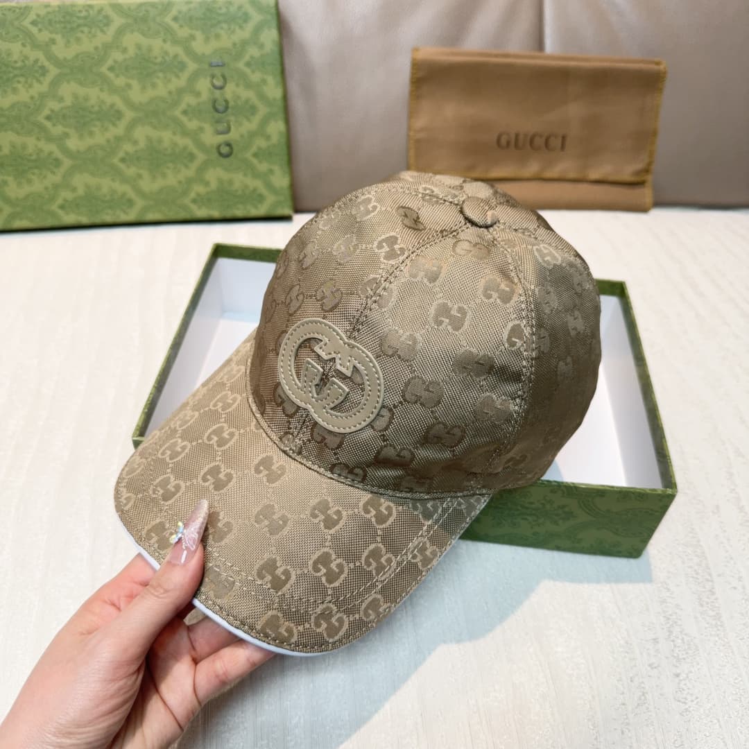 C29821 Gucci 2025 Early Autumn Collection presents a variety of energetic soft accessories. This baseball cap is crafted with meticulous attention to detail using GG nylon material, adorned with interlocking G embroidery patches, adding a unique and disti — image 4