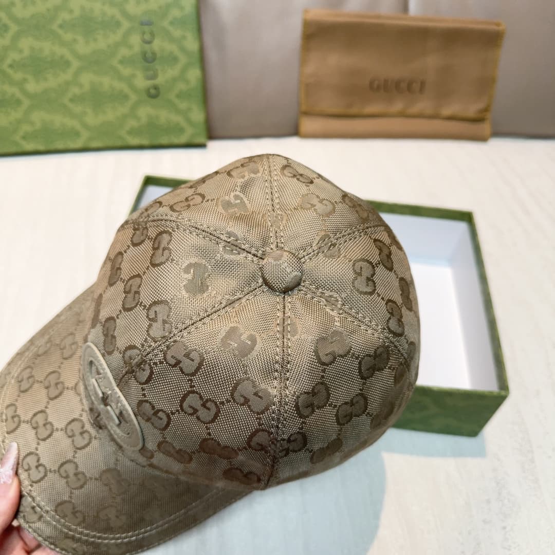 C29821 Gucci 2025 Early Autumn Collection presents a variety of energetic soft accessories. This baseball cap is crafted with meticulous attention to detail using GG nylon material, adorned with interlocking G embroidery patches, adding a unique and disti — image 5