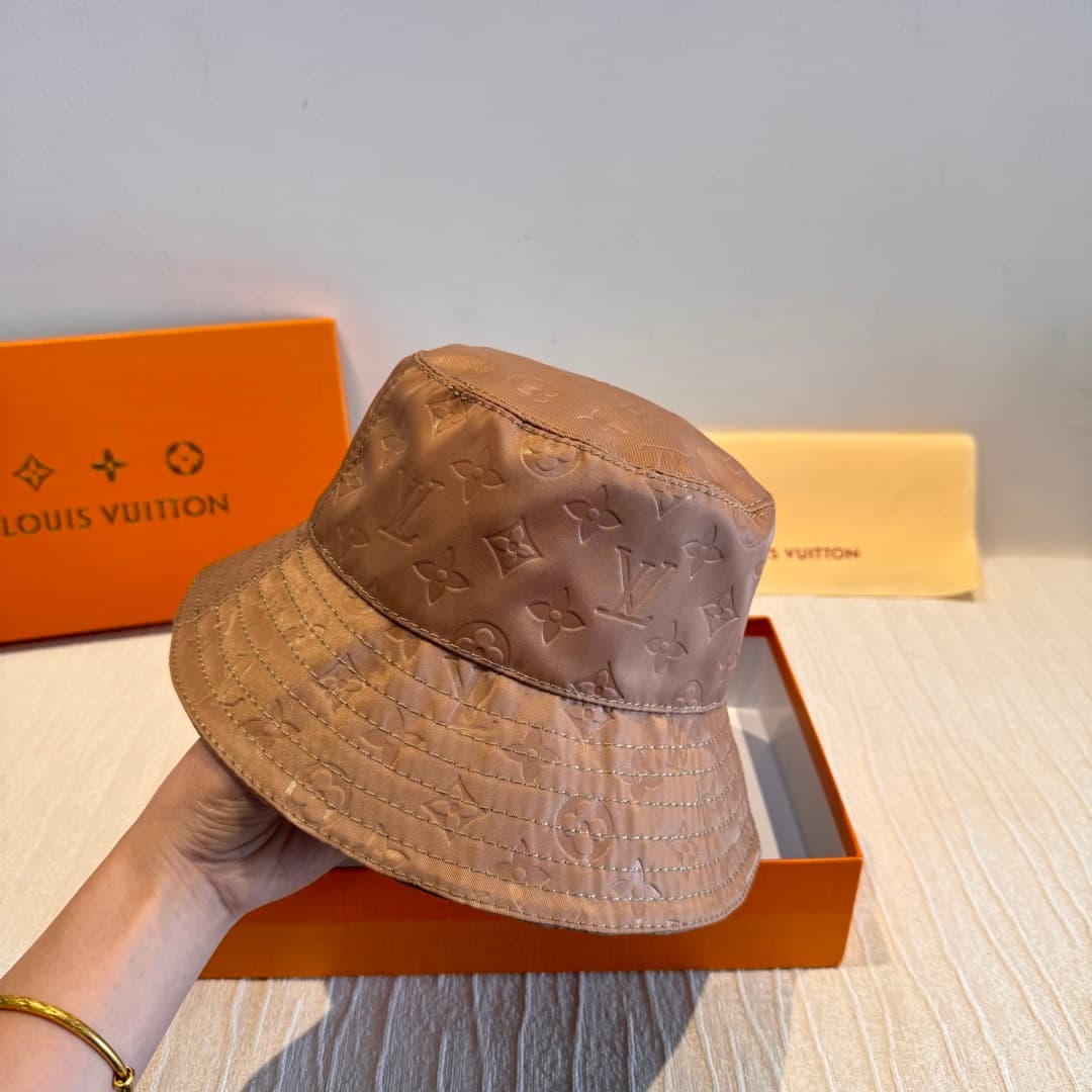 C29820 Packaged in a cloth bag. Lv classic model fisherman hat – top quality version. Customized by 1:1. Made from original satin print fabric + pure cotton lining, very lightweight and breathable! Exceptional quality. Basic head circumference: 57. Stylis — image 2