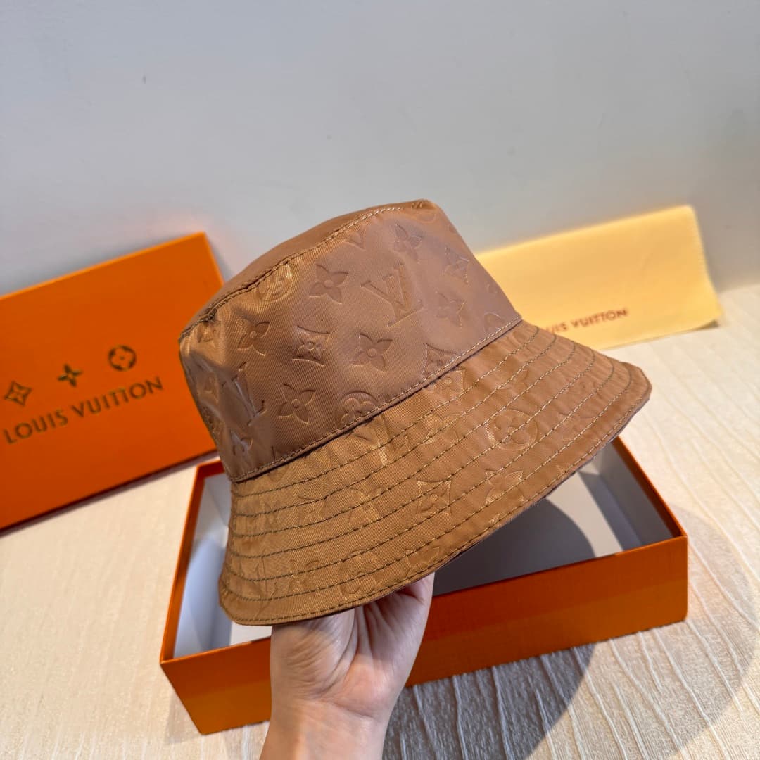 C29820 Packaged in a cloth bag. Lv classic model fisherman hat – top quality version. Customized by 1:1. Made from original satin print fabric + pure cotton lining, very lightweight and breathable! Exceptional quality. Basic head circumference: 57. Stylis — image 3