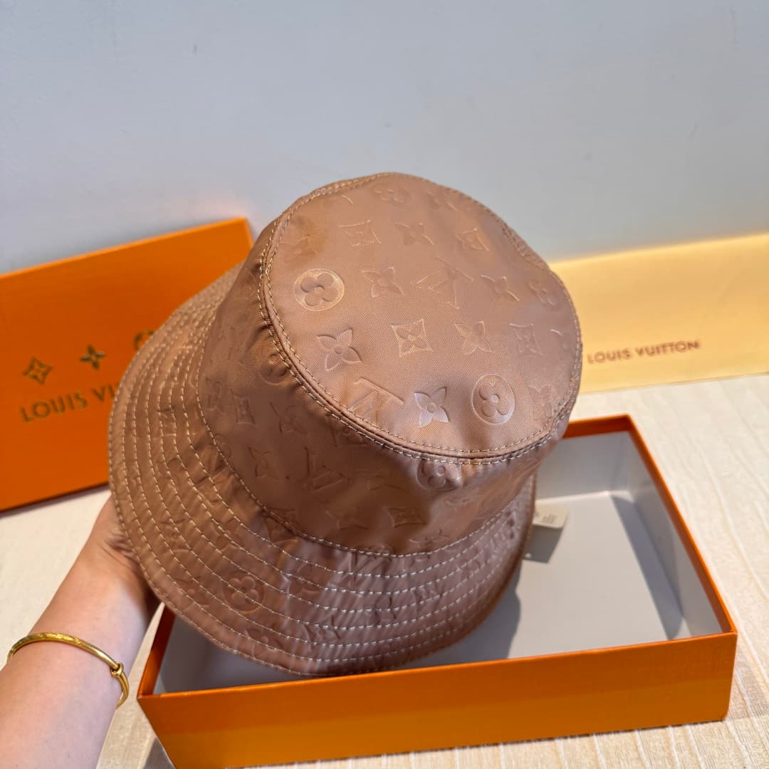 C29820 Packaged in a cloth bag. Lv classic model fisherman hat – top quality version. Customized by 1:1. Made from original satin print fabric + pure cotton lining, very lightweight and breathable! Exceptional quality. Basic head circumference: 57. Stylis — image 4