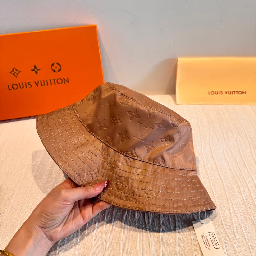 C29820 Packaged in a cloth bag. Lv classic model fisherman hat – top quality version. Customized by 1:1. Made from original satin print fabric + pure cotton lining, very lightweight and breathable! Exceptional quality. Basic head circumference: 57. Stylis — image 7