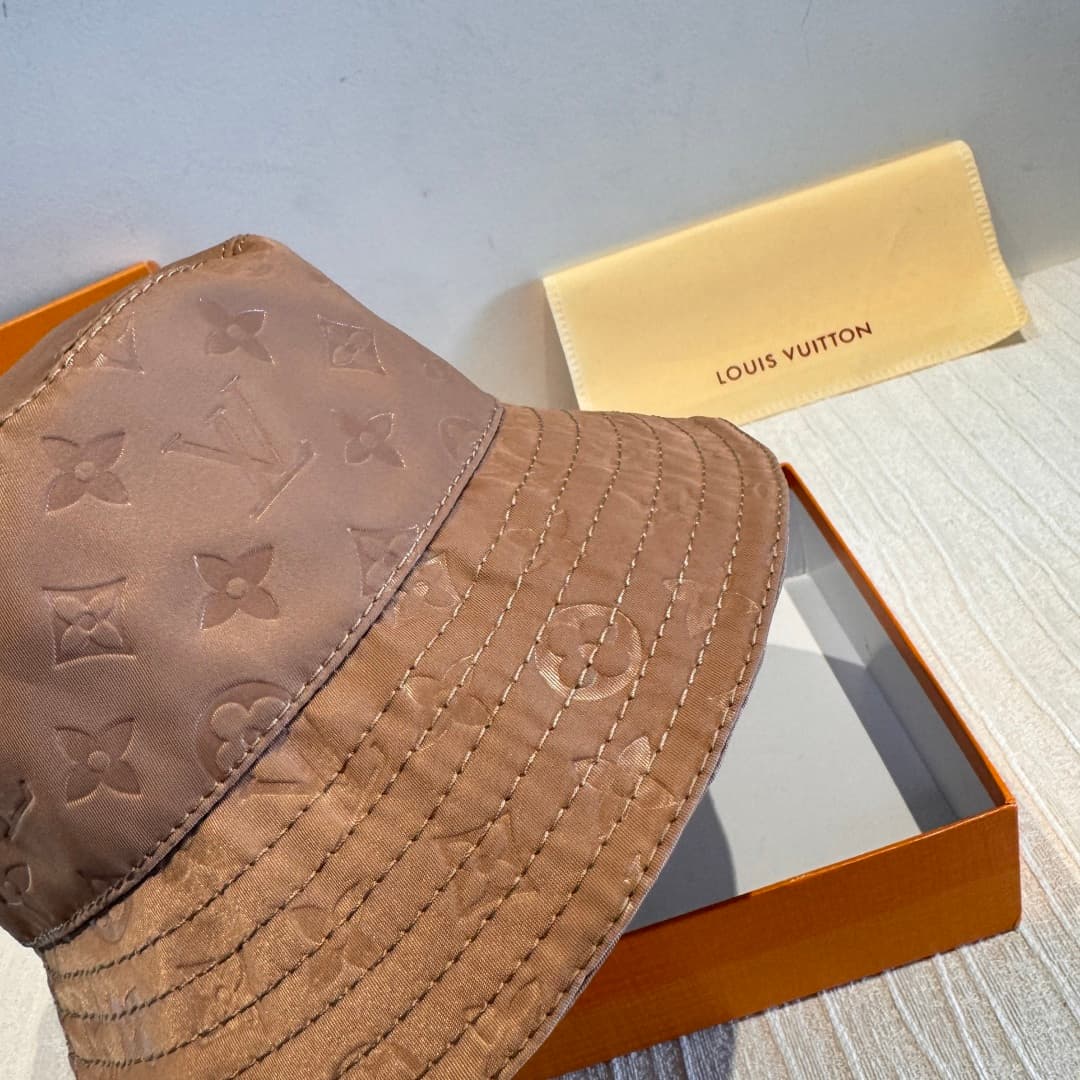 C29820 Packaged in a cloth bag. Lv classic model fisherman hat – top quality version. Customized by 1:1. Made from original satin print fabric + pure cotton lining, very lightweight and breathable! Exceptional quality. Basic head circumference: 57. Stylis — image 5