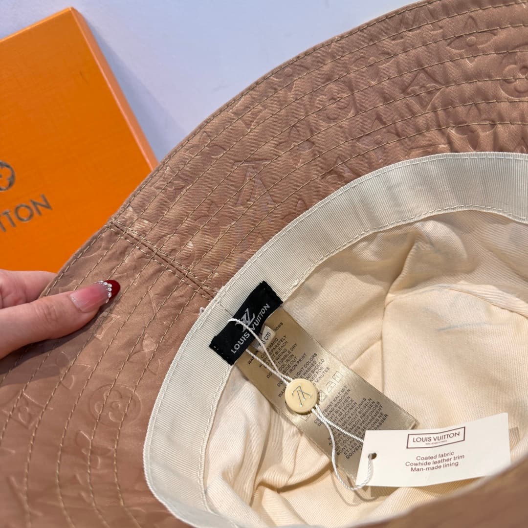 C29820 Packaged in a cloth bag. Lv classic model fisherman hat – top quality version. Customized by 1:1. Made from original satin print fabric + pure cotton lining, very lightweight and breathable! Exceptional quality. Basic head circumference: 57. Stylis — image 6