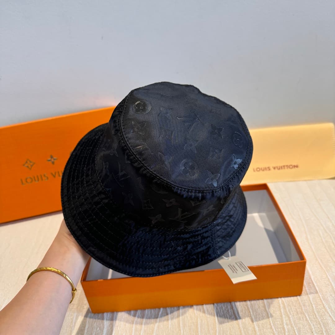 C29819 Packaged in a cloth bag. Lv classic model fisherman hat – top quality version. Customized by 1:1. Made from original satin weave fabric and pure cotton lining, providing breathability and lightness! The quality is excellent. Basic head circumferenc — image 4