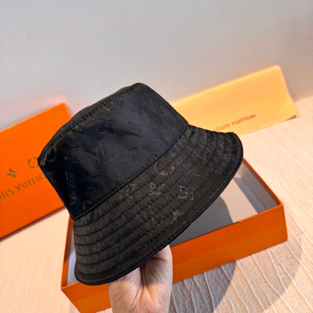 C29819 Packaged in a cloth bag. Lv classic model fisherman hat – top quality version. Customized by 1:1. Made from original satin weave fabric and pure cotton lining, providing breathability and lightness! The quality is excellent. Basic head circumferenc — image 3