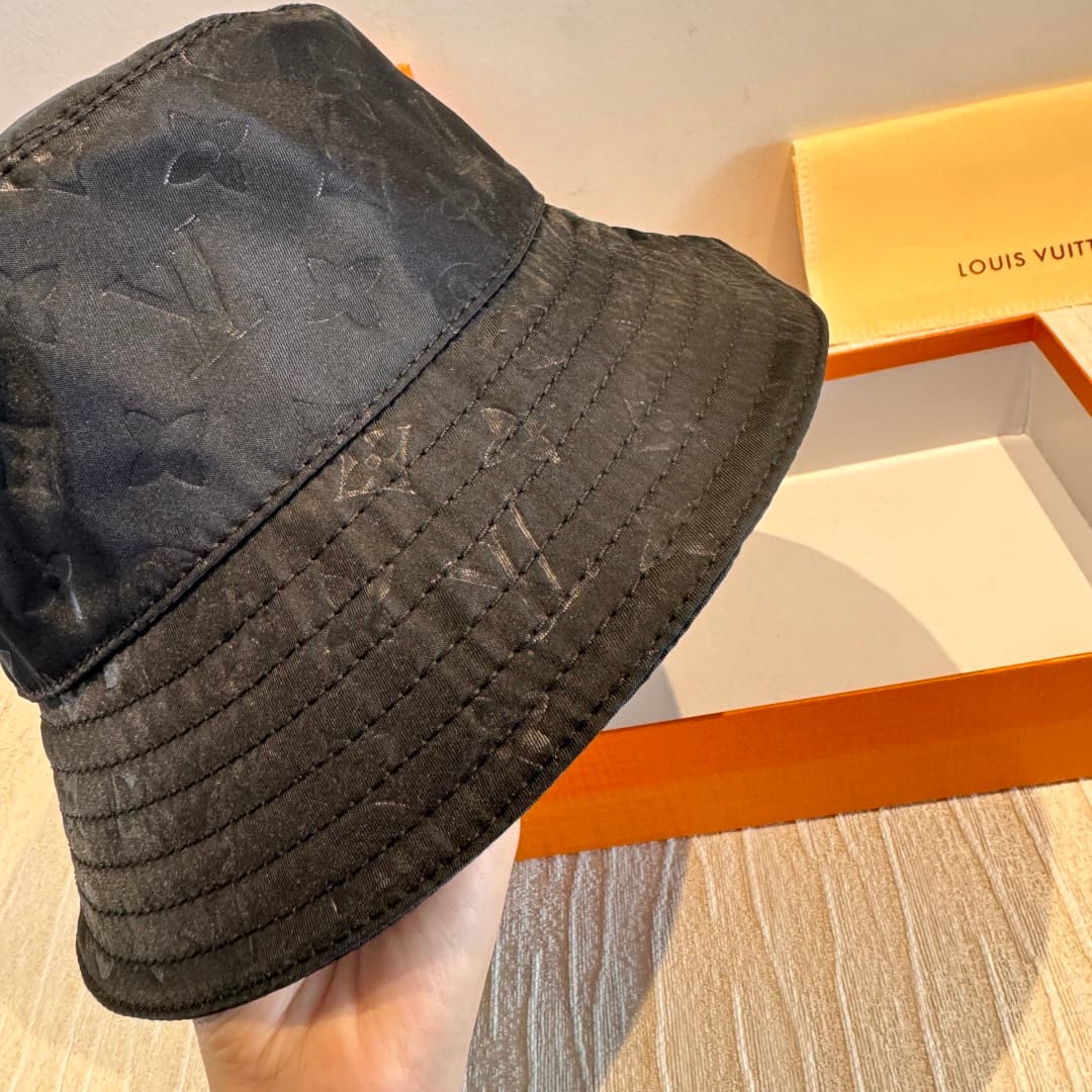 C29819 Packaged in a cloth bag. Lv classic model fisherman hat – top quality version. Customized by 1:1. Made from original satin weave fabric and pure cotton lining, providing breathability and lightness! The quality is excellent. Basic head circumferenc — image 5