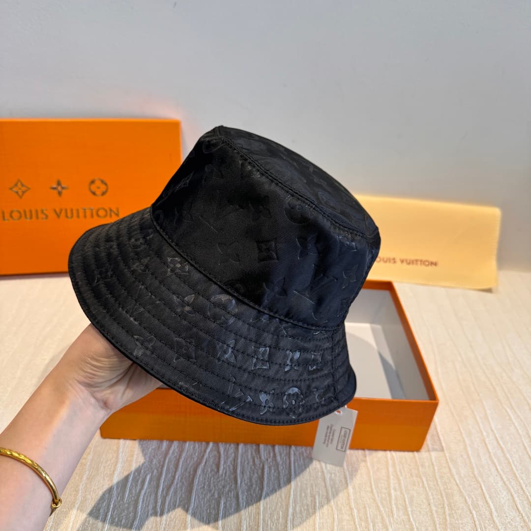 C29819 Packaged in a cloth bag. Lv classic model fisherman hat – top quality version. Customized by 1:1. Made from original satin weave fabric and pure cotton lining, providing breathability and lightness! The quality is excellent. Basic head circumferenc — image 2