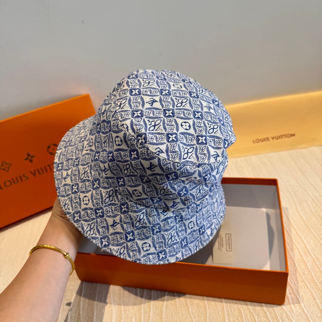 C29817 Wrapped in a packaging bag, Lv classic original fisherman hat. Top-quality version. Customized by 1:1. Made from original denim weave fabric plus pure cotton lining, very light and breathable! Exceptional quality. Basic head circumference: 57. Styl — image 5
