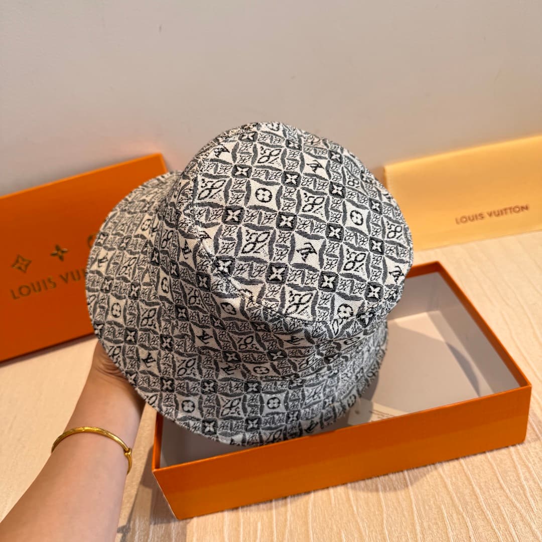C29814 It comes with a packaging bag. It’s a classic Lv-style fisherman hat; the top version. Customized by 1:1. Made from original denim print fabric and pure cotton lining, making it lightweight and breathable! The quality is excellent. The head circumf — image 5