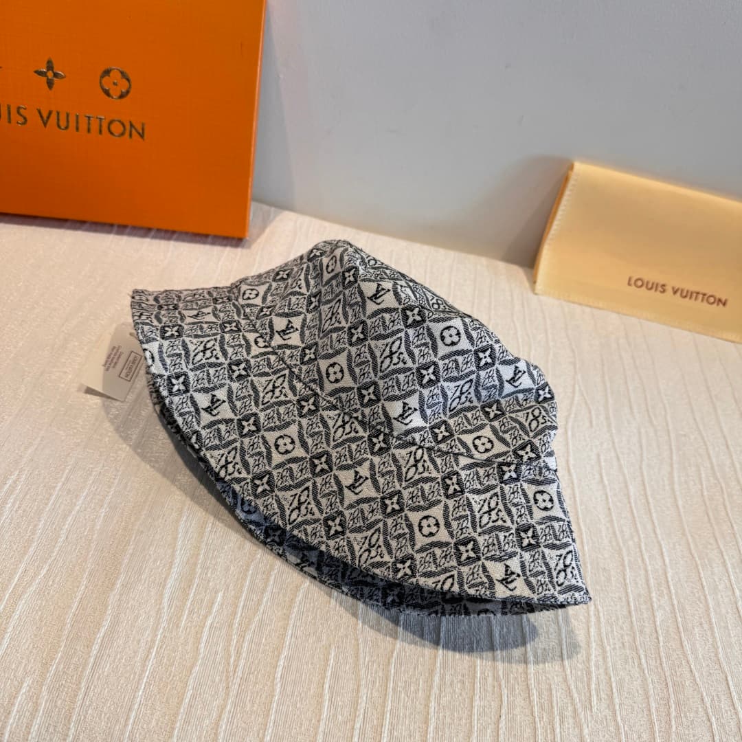 C29814 It comes with a packaging bag. It’s a classic Lv-style fisherman hat; the top version. Customized by 1:1. Made from original denim print fabric and pure cotton lining, making it lightweight and breathable! The quality is excellent. The head circumf — image 8