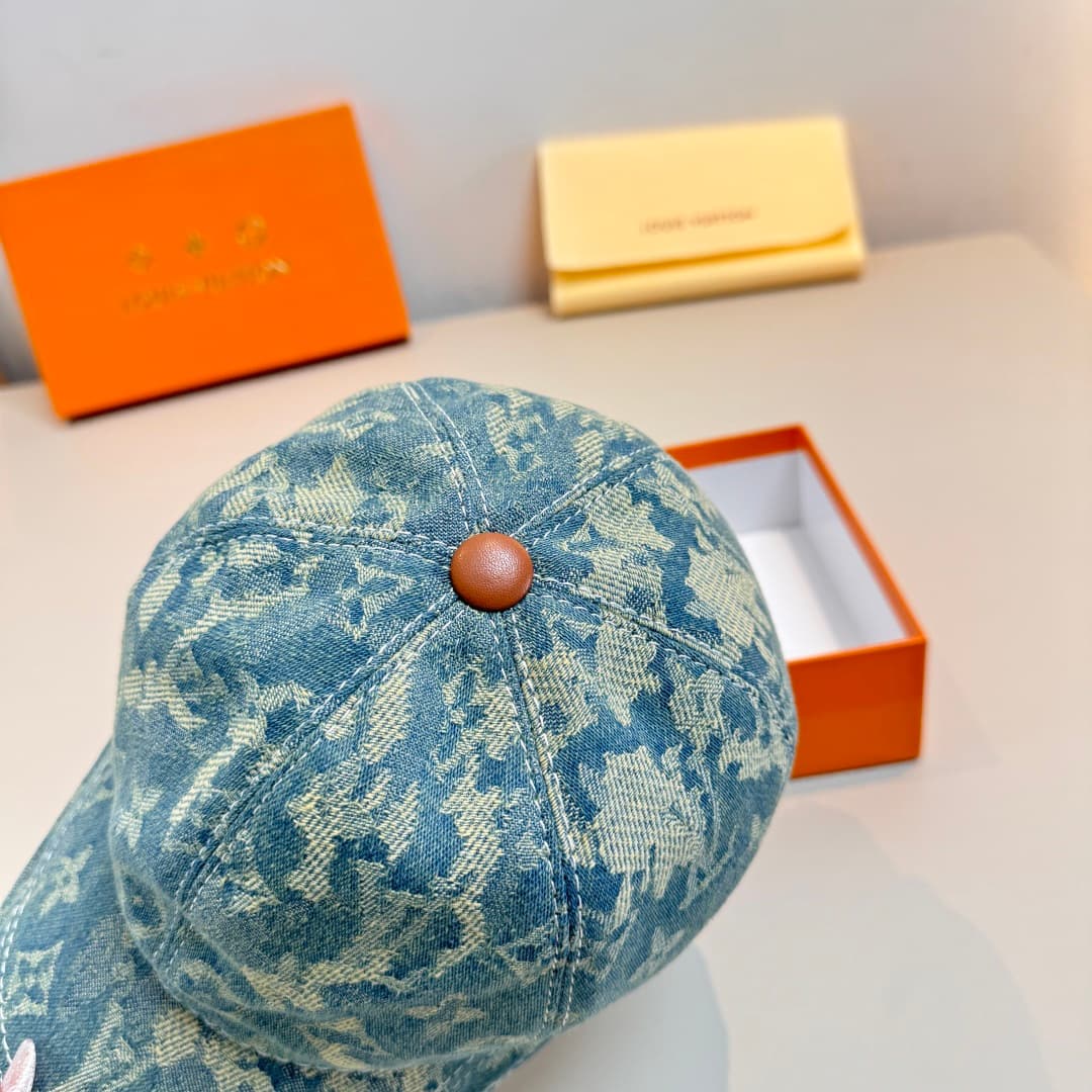 C29812 Bag with a box, new LV Louis Vuitton baseball cap, LV denim weave fabric. Custom-made by 1:1. Original canvas material + top-grade cowhide, lightweight and breathable! The quality is excellent. Basic head circumference: 56, adjustable clip. — image 6