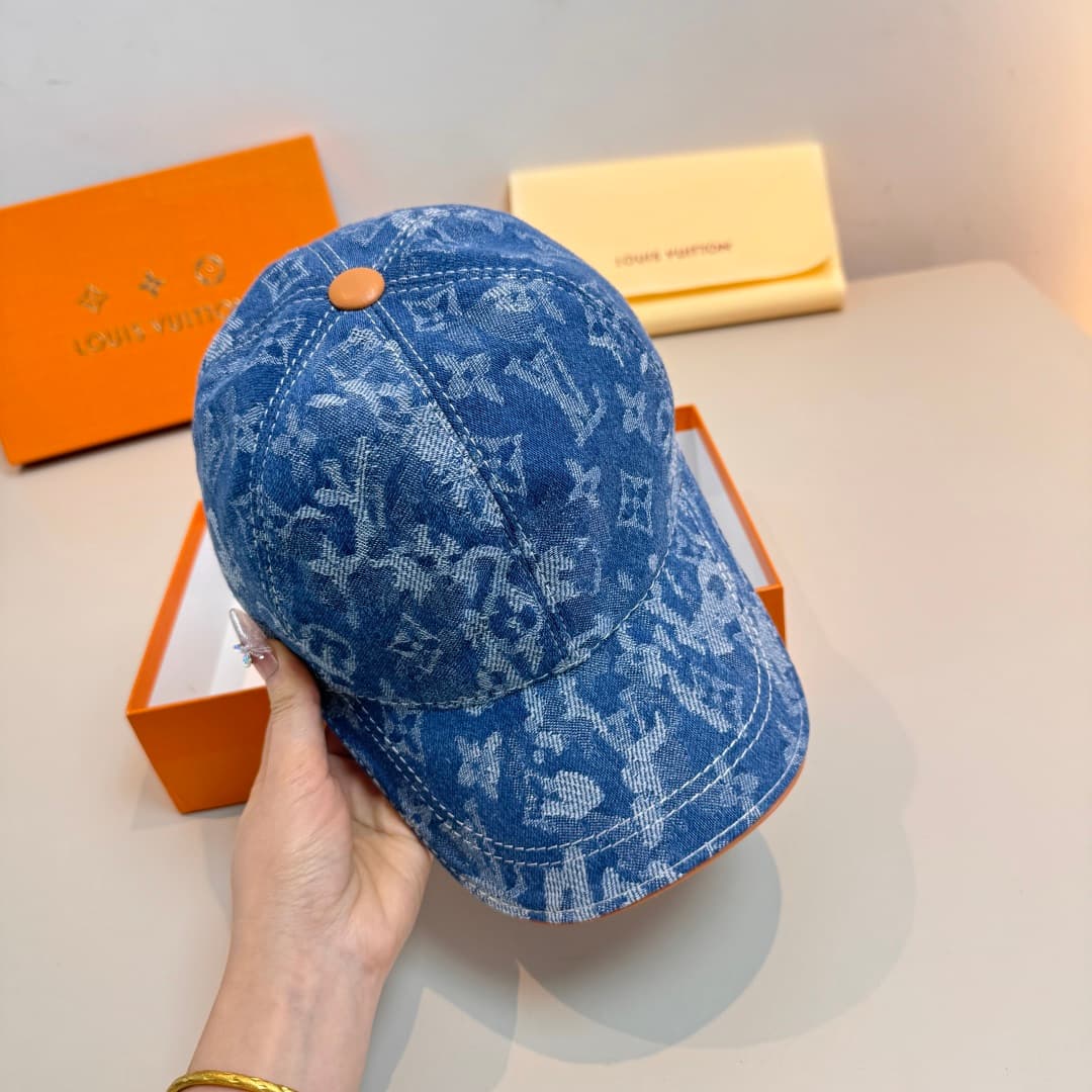 C29811 Bag with a box, new LV Louis Vuitton baseball cap with original design, LV denim print fabric. Custom-made by 1:1. Original canvas material + top-grade cowhide, lightweight and breathable! Excellent quality. Basic head circumference: 56, adjustable — image 4