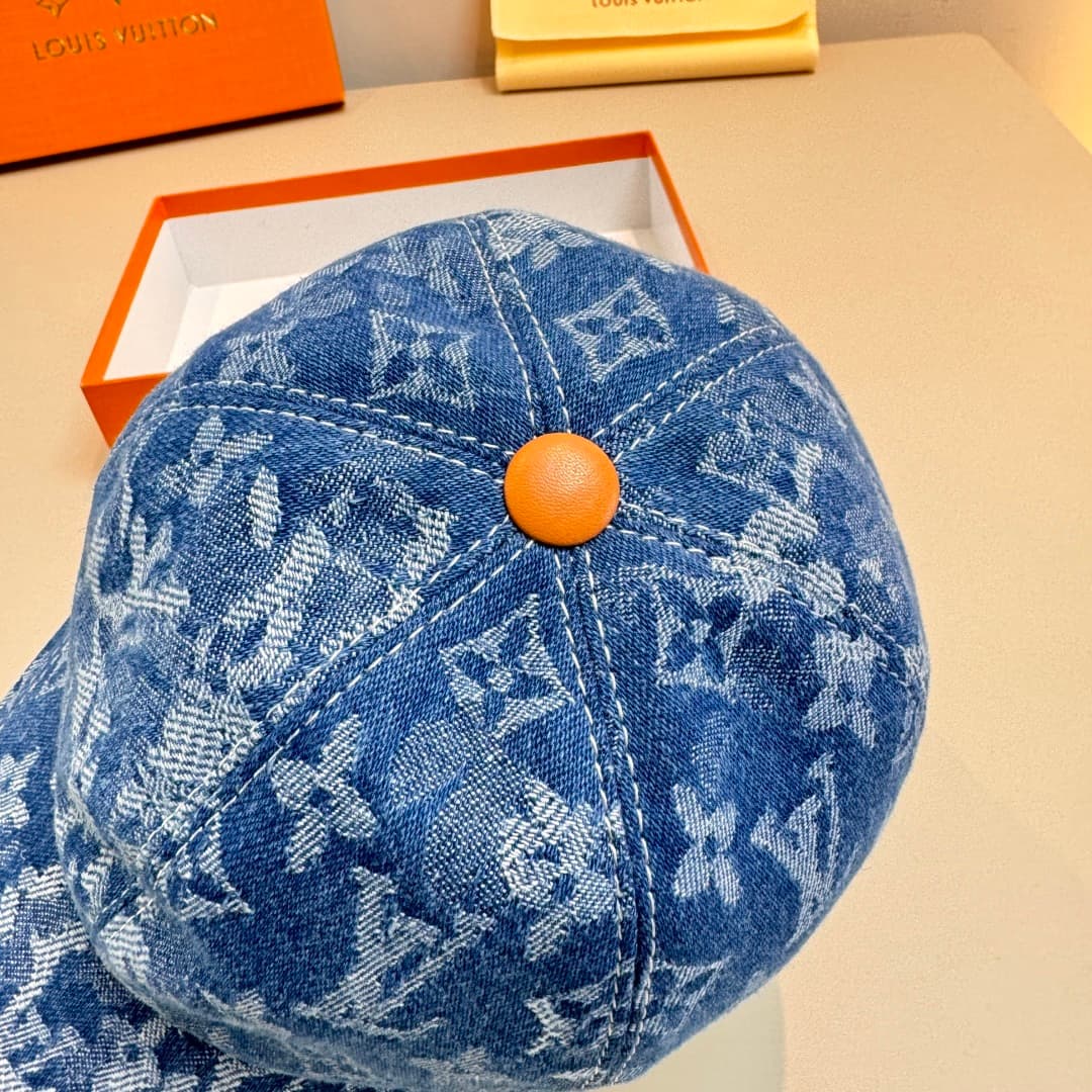 C29811 Bag with a box, new LV Louis Vuitton baseball cap with original design, LV denim print fabric. Custom-made by 1:1. Original canvas material + top-grade cowhide, lightweight and breathable! Excellent quality. Basic head circumference: 56, adjustable — image 5