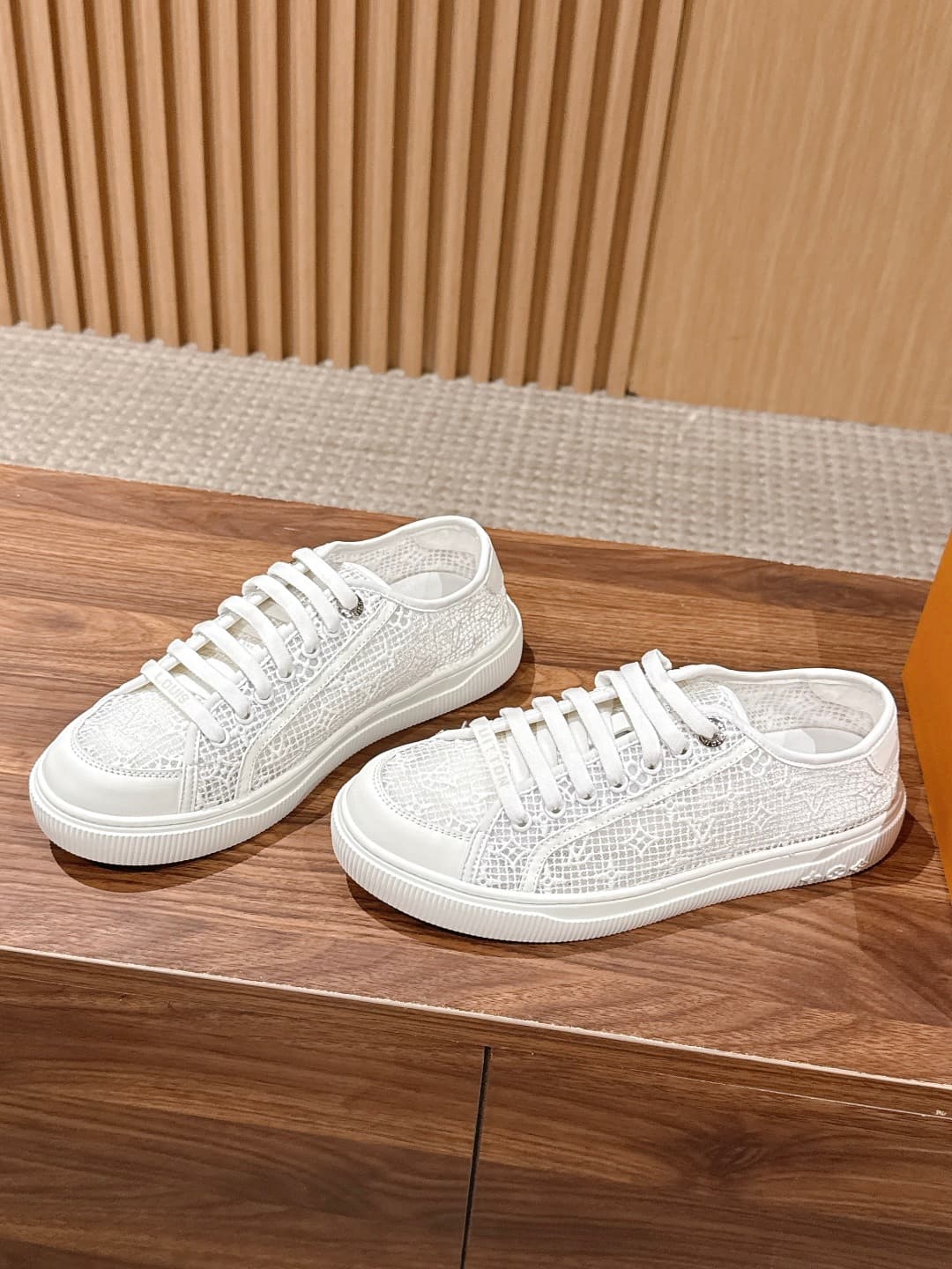 D9282 New LOUIS VUITTON lace-trimmed casual sports skate shoes at the custom purchasing level — image 2