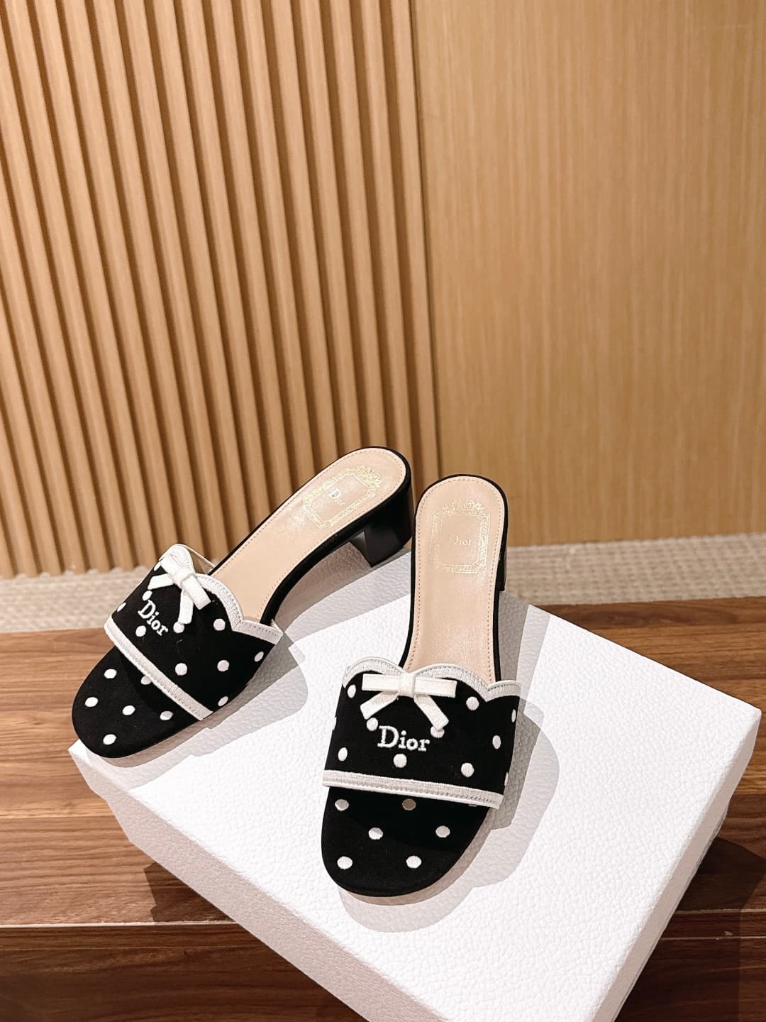 D5798 CHRISTIAN DIOR Early Autumn new design polka dot bowed sandals — image 4