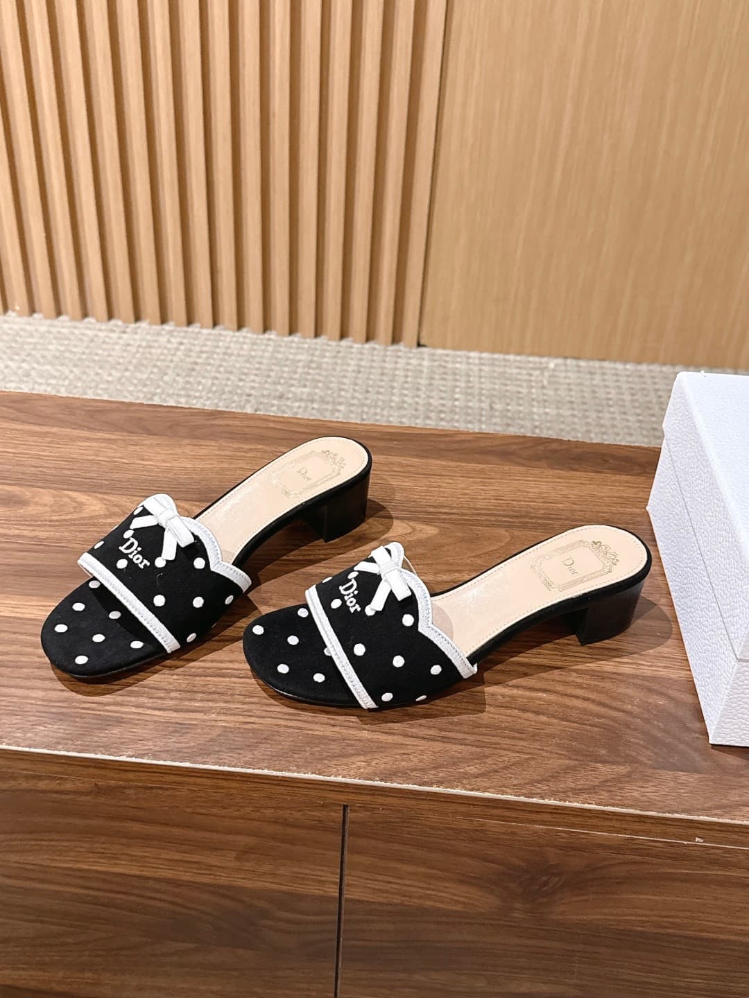 D5798 CHRISTIAN DIOR Early Autumn new design polka dot bowed sandals — image 2