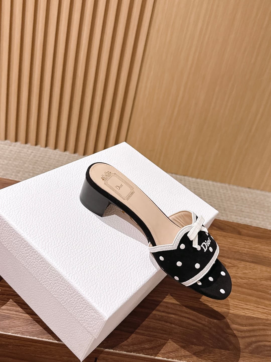 D5798 CHRISTIAN DIOR Early Autumn new design polka dot bowed sandals — image 3