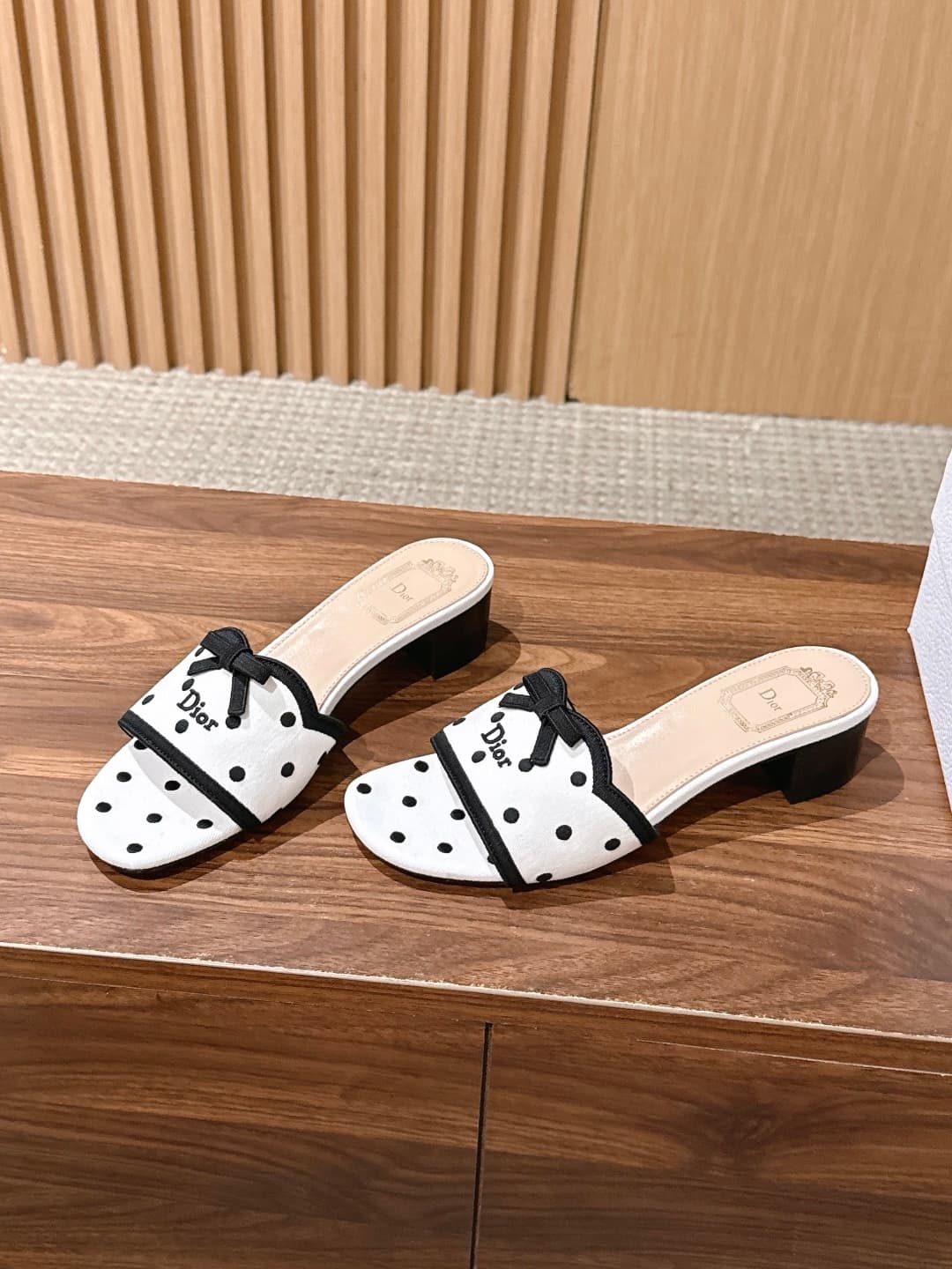 D5797 CHRISTIAN DIOR – Dior’s early autumn collection: new polka-dot and bowed sandals — image 2
