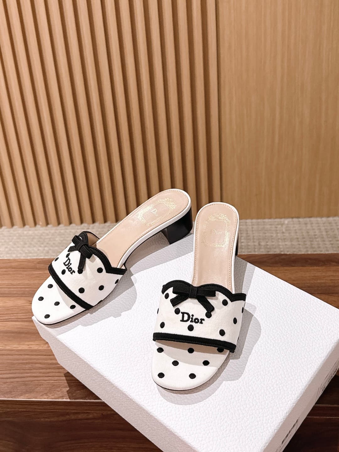 D5797 CHRISTIAN DIOR – Dior’s early autumn collection: new polka-dot and bowed sandals — image 4