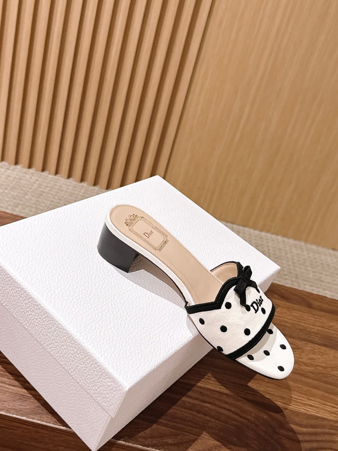 D5797 CHRISTIAN DIOR – Dior’s early autumn collection: new polka-dot and bowed sandals — image 3