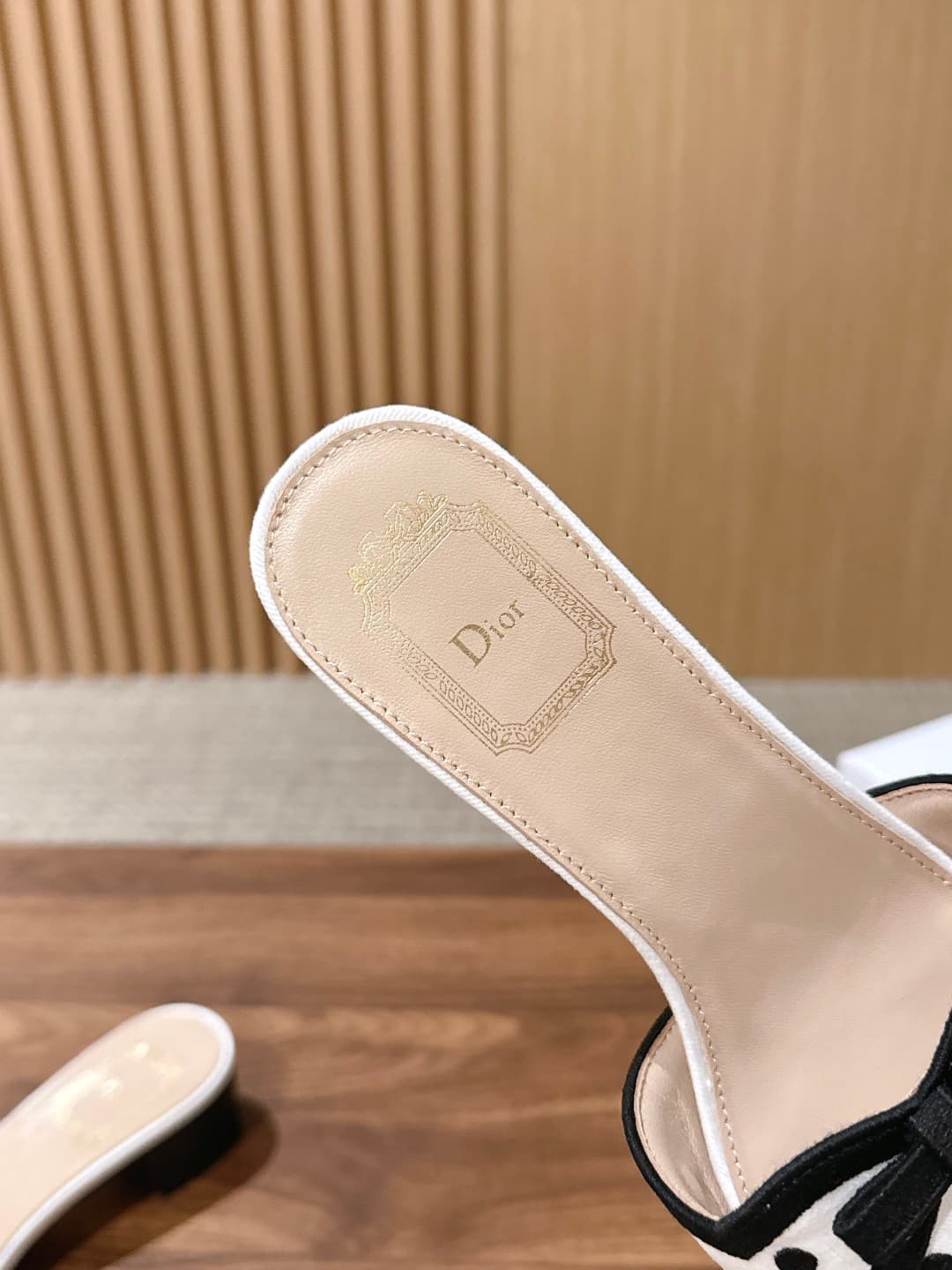 D5797 CHRISTIAN DIOR – Dior’s early autumn collection: new polka-dot and bowed sandals — image 7
