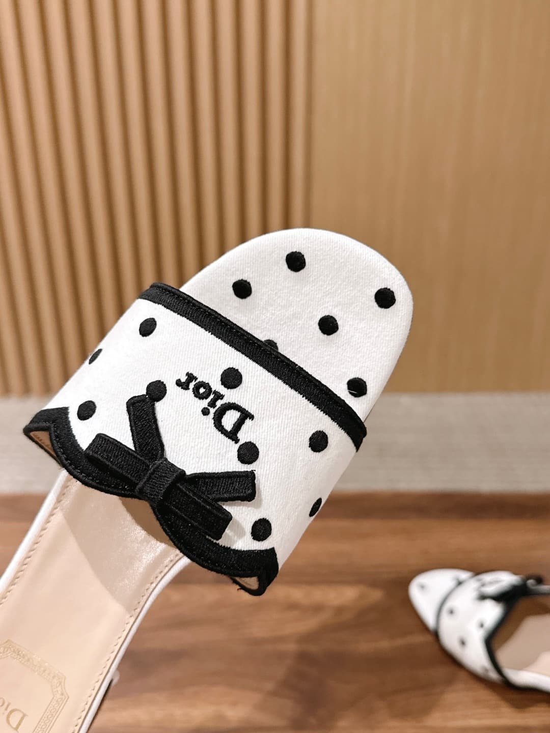 D5797 CHRISTIAN DIOR – Dior’s early autumn collection: new polka-dot and bowed sandals — image 6
