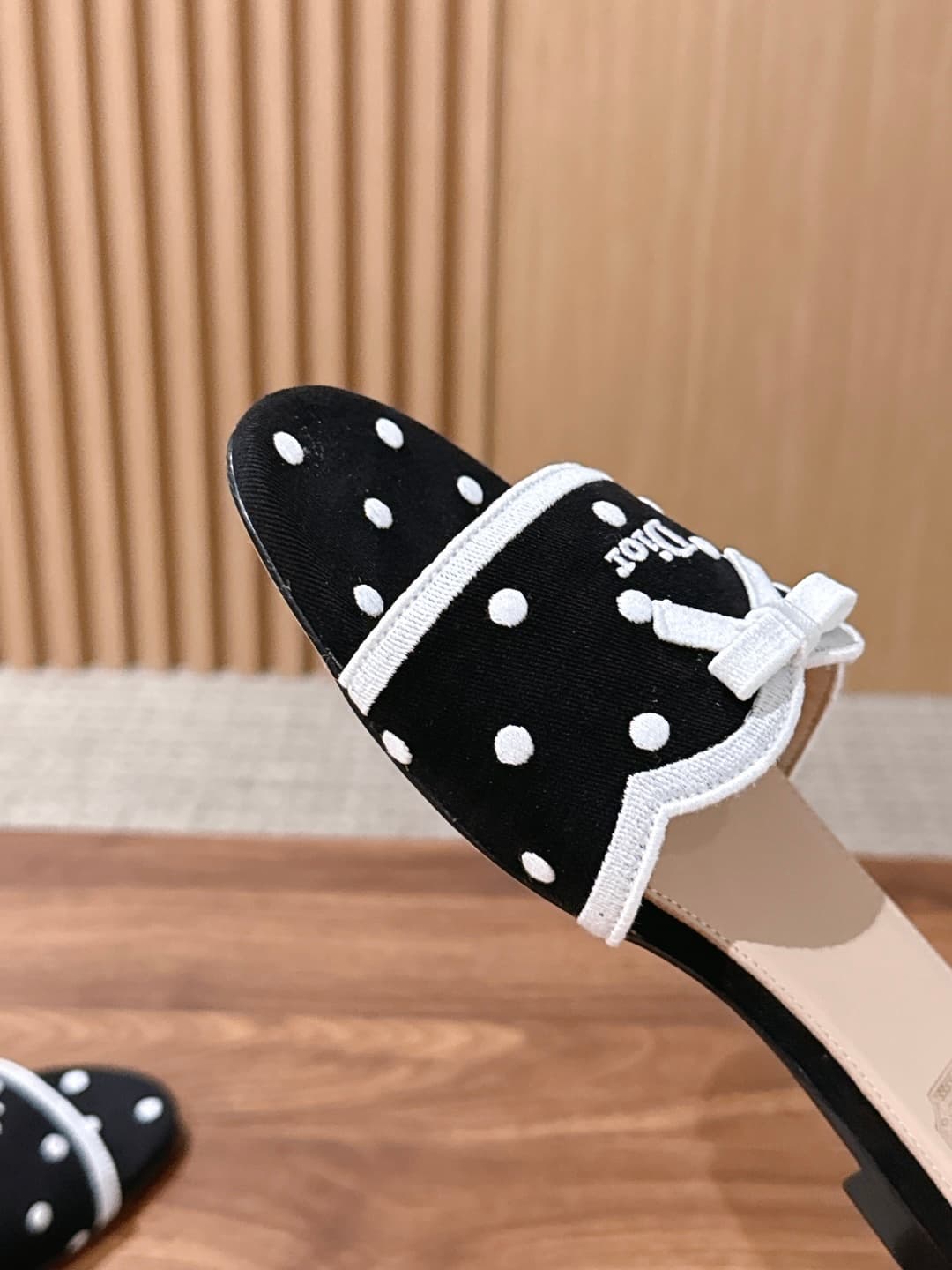 D5796 CHRISTIAN DIOR Early Autumn new design polka dot bowed sandals — image 6