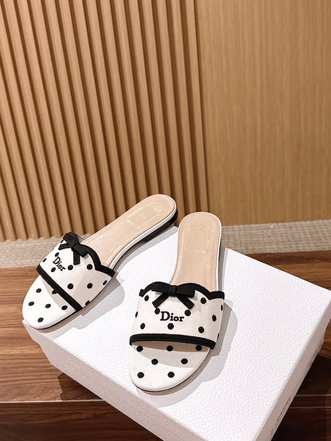 D5795 CHRISTIAN DIOR Early Autumn new collection with dots and bow details, casual sandals — image 4