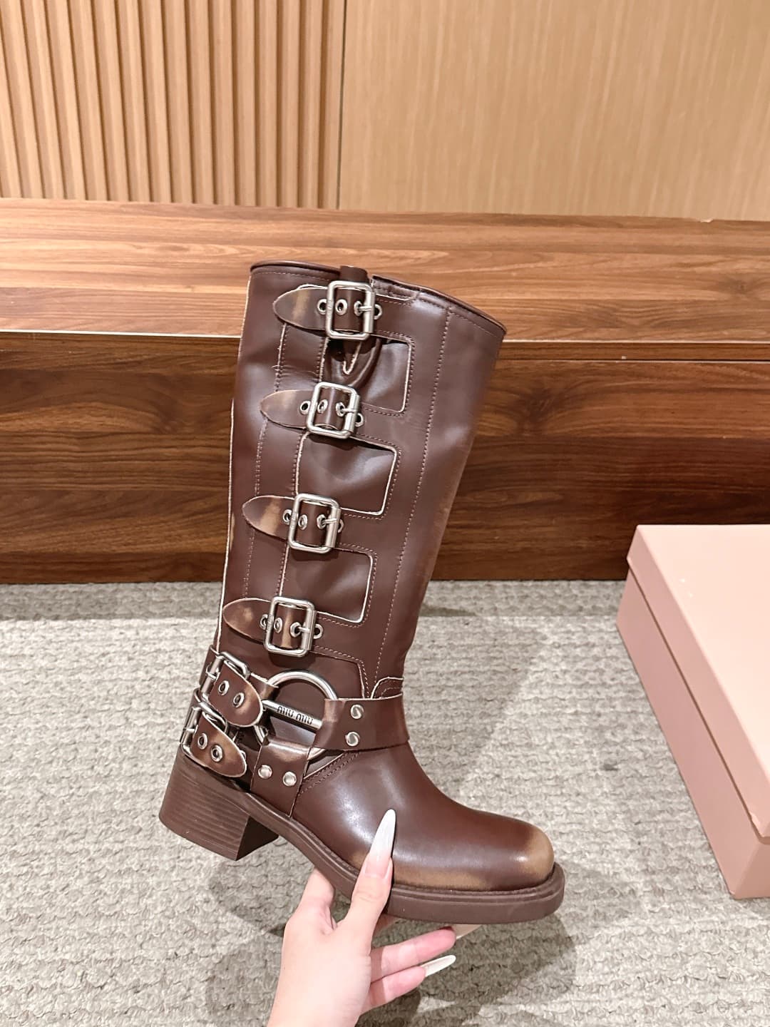 D10573 MIU MIU: Classic autumn/winter model with full buckles, designed for runway shows; mid-height boots with a worn-out look and color fading! — image 5