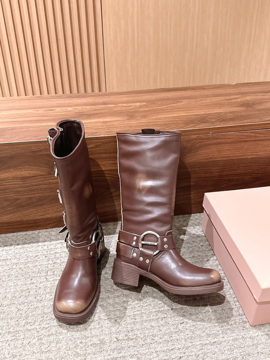 D10573 MIU MIU: Classic autumn/winter model with full buckles, designed for runway shows; mid-height boots with a worn-out look and color fading! — image 3