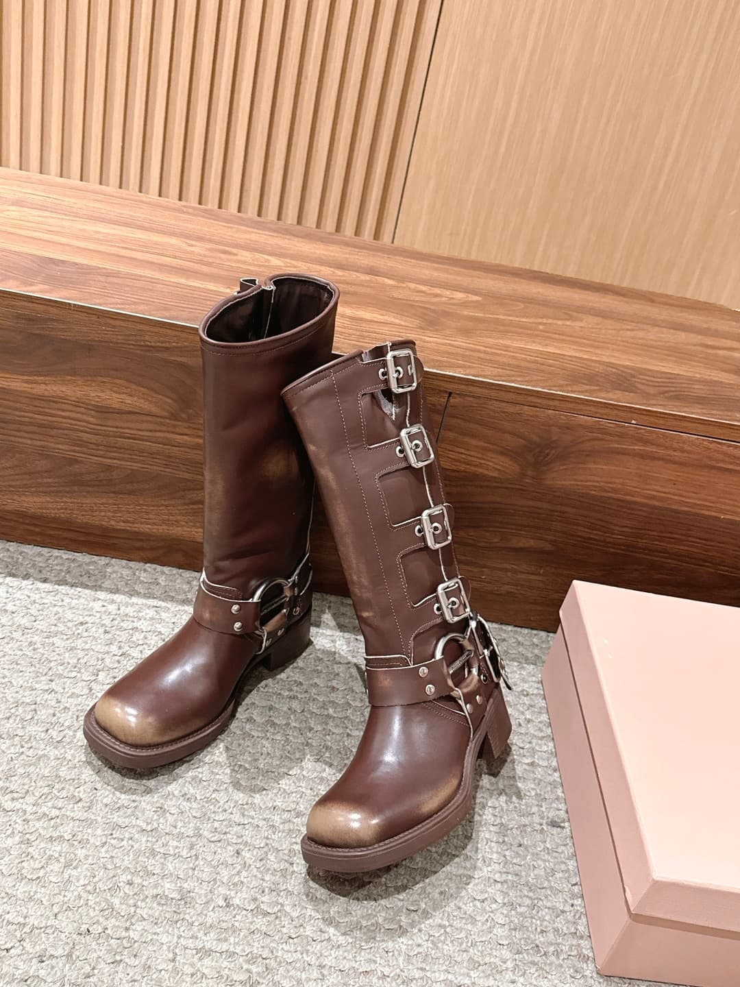 D10573 MIU MIU: Classic autumn/winter model with full buckles, designed for runway shows; mid-height boots with a worn-out look and color fading! — image 2