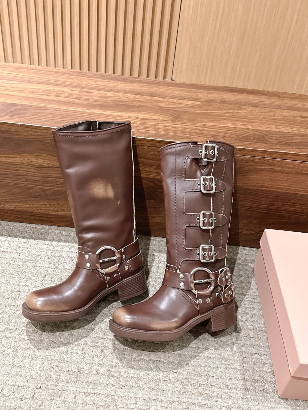 D10573 MIU MIU: Classic autumn/winter model with full buckles, designed for runway shows; mid-height boots with a worn-out look and color fading! — image 4