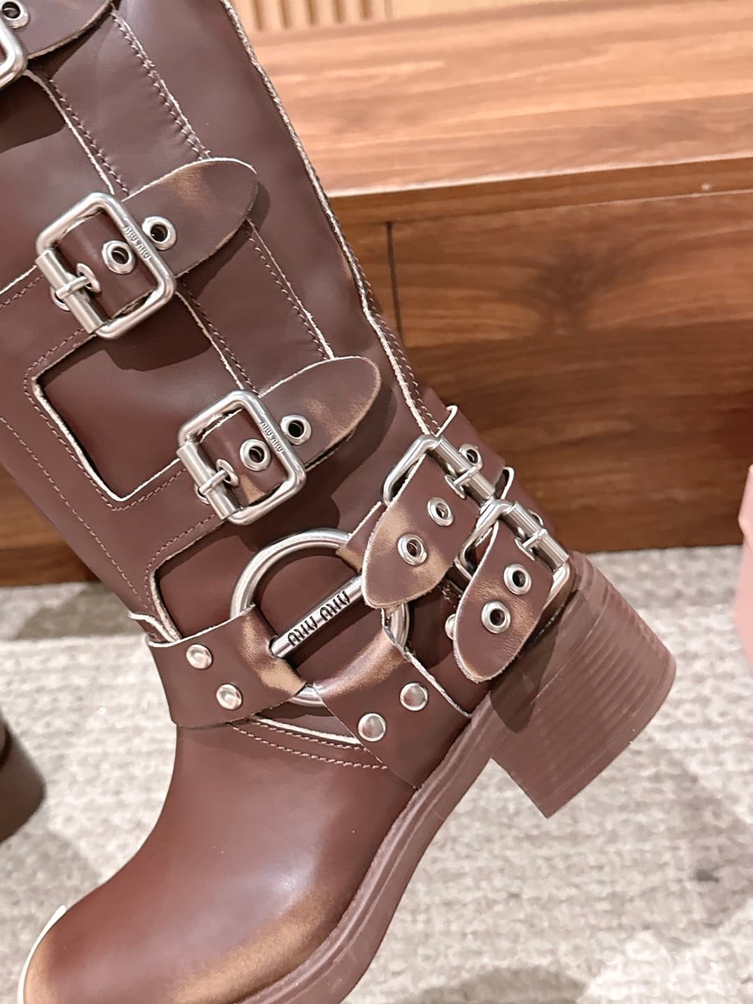 D10573 MIU MIU: Classic autumn/winter model with full buckles, designed for runway shows; mid-height boots with a worn-out look and color fading! — image 7