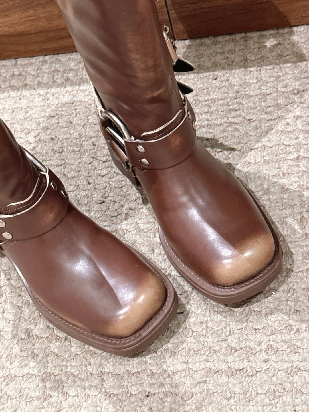 D10573 MIU MIU: Classic autumn/winter model with full buckles, designed for runway shows; mid-height boots with a worn-out look and color fading! — image 6