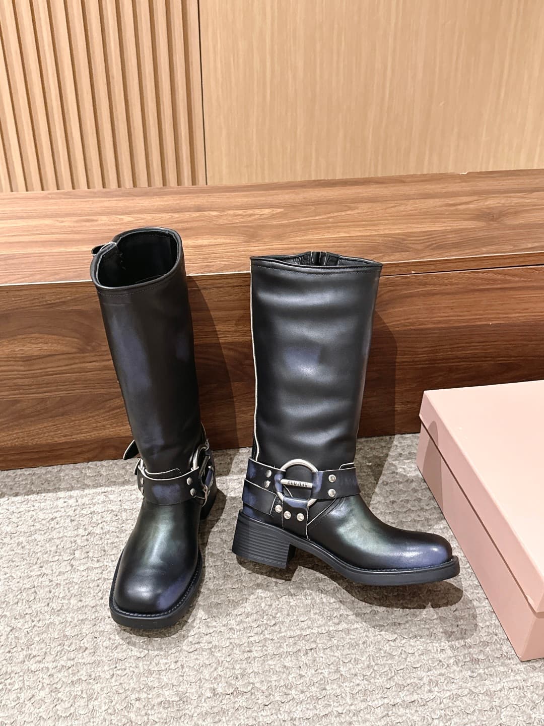 D10572 MIU MIU: Classic autumn/winter boots with full buckles, designed for fashion shows. They are short boots with a worn-out look and a leather-like texture! — image 3
