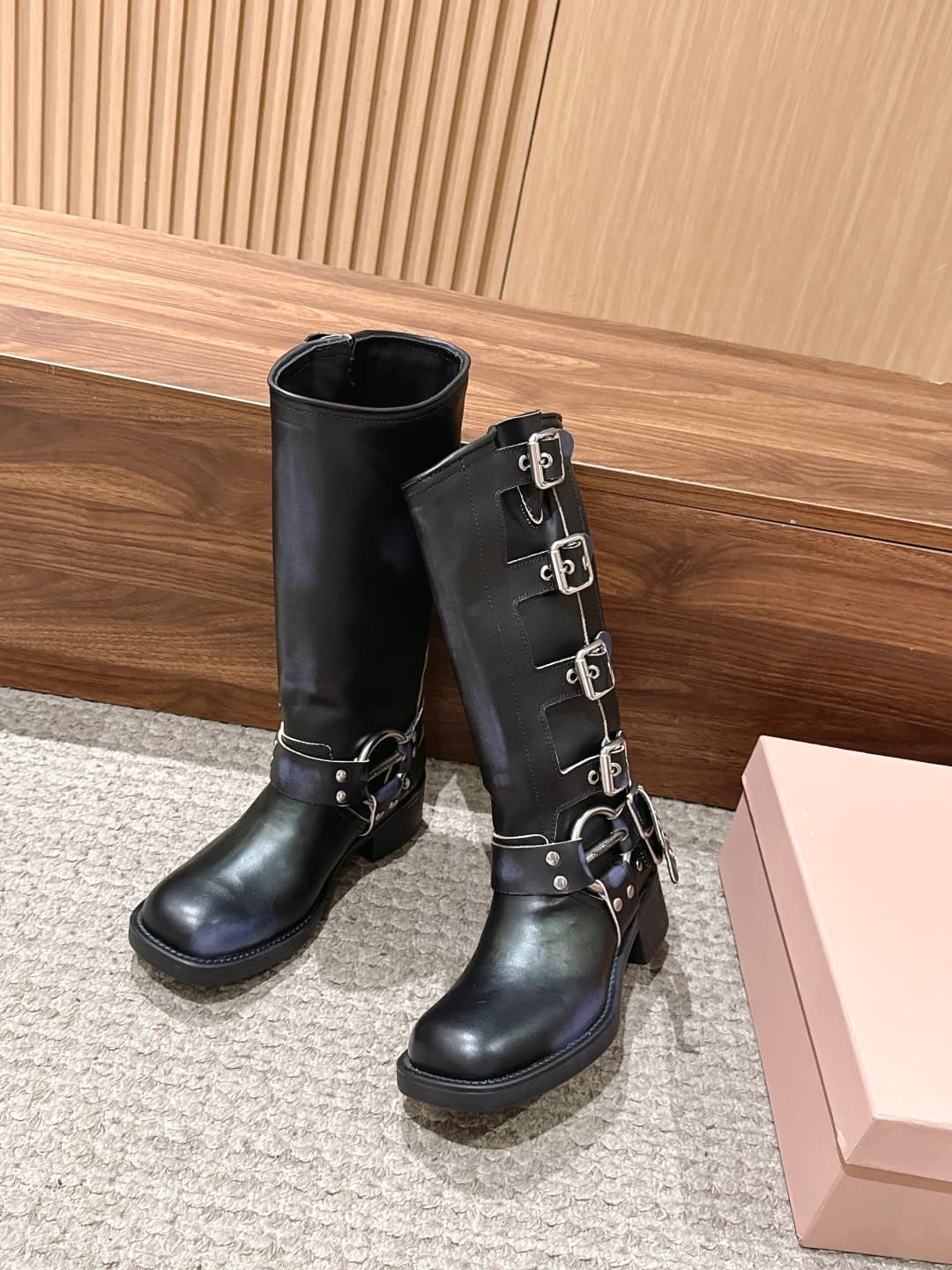D10572 MIU MIU: Classic autumn/winter boots with full buckles, designed for fashion shows. They are short boots with a worn-out look and a leather-like texture! — image 2